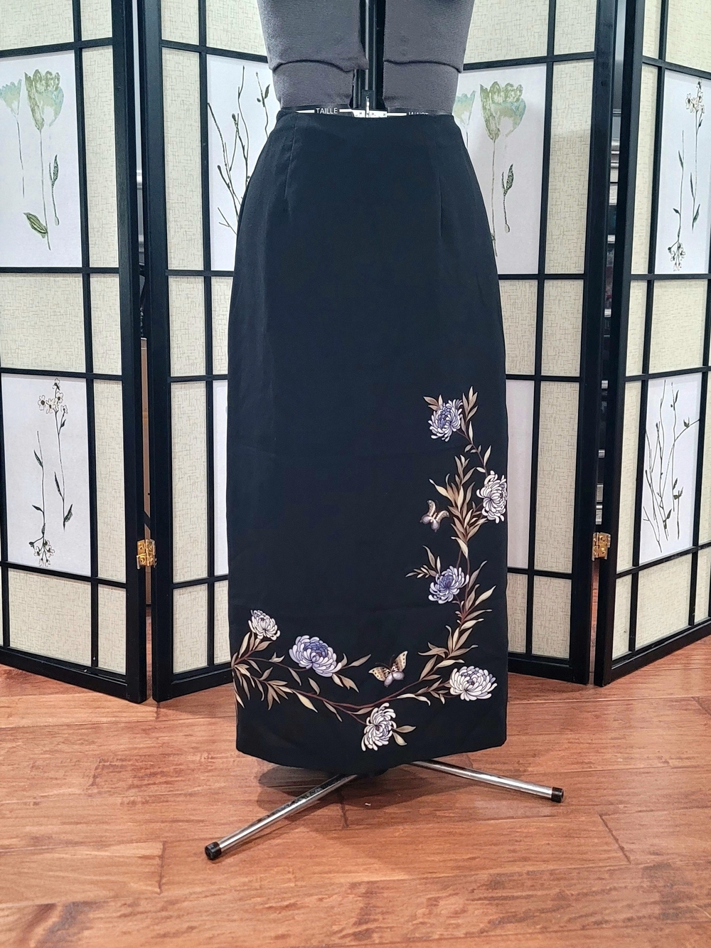 VTG I.N. Studio I Black Maxi Skirt with Purple and Cream Floral Motif